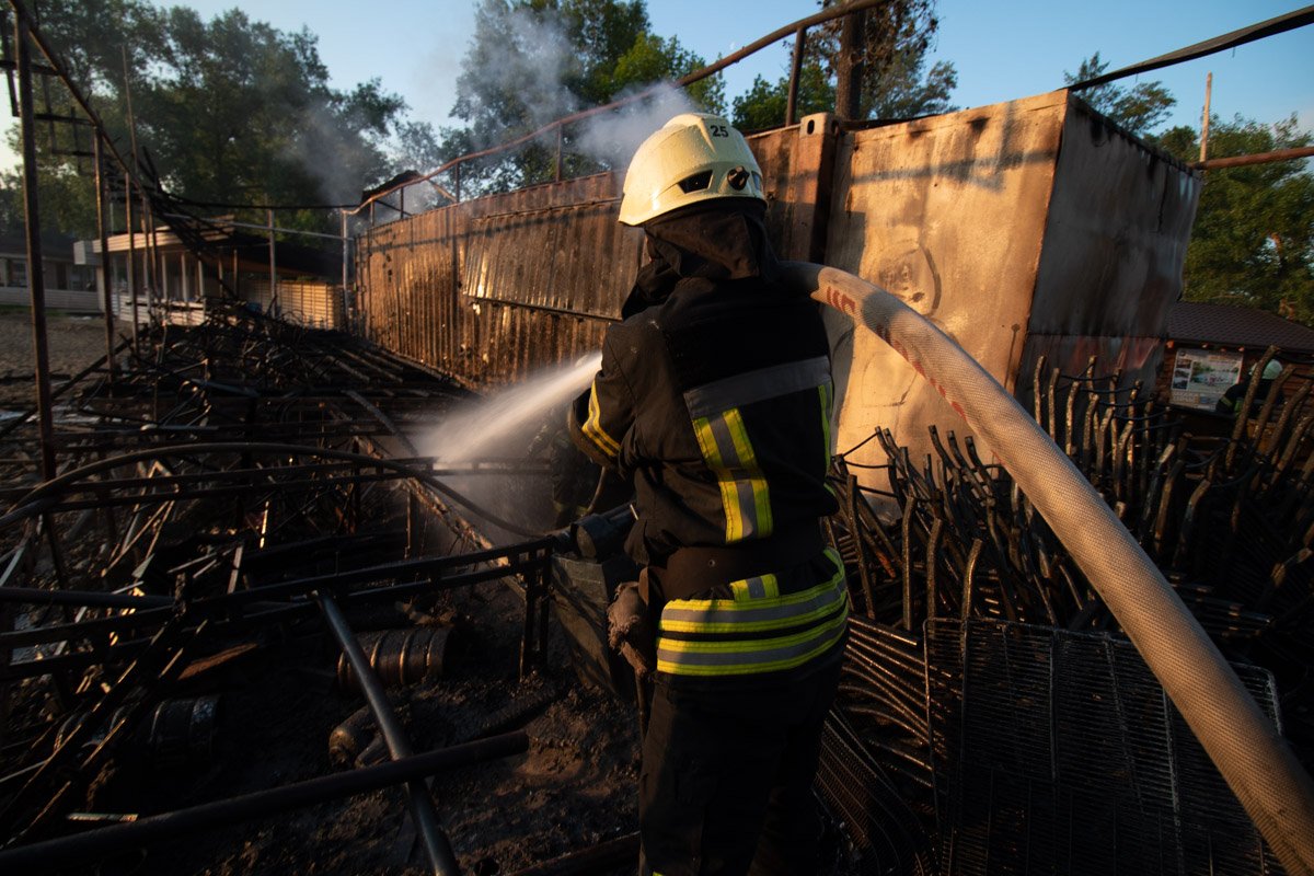 По словам очевидцев, огонь распространился по всем строениям очень быстро