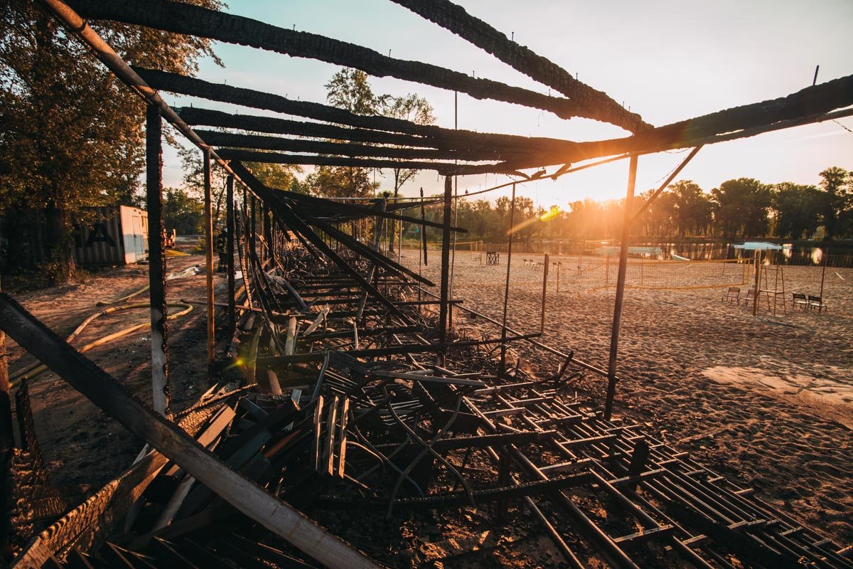 Жар был такой сильный, что все попытки бороться с огнем до приезда спасателей оказались тщетными