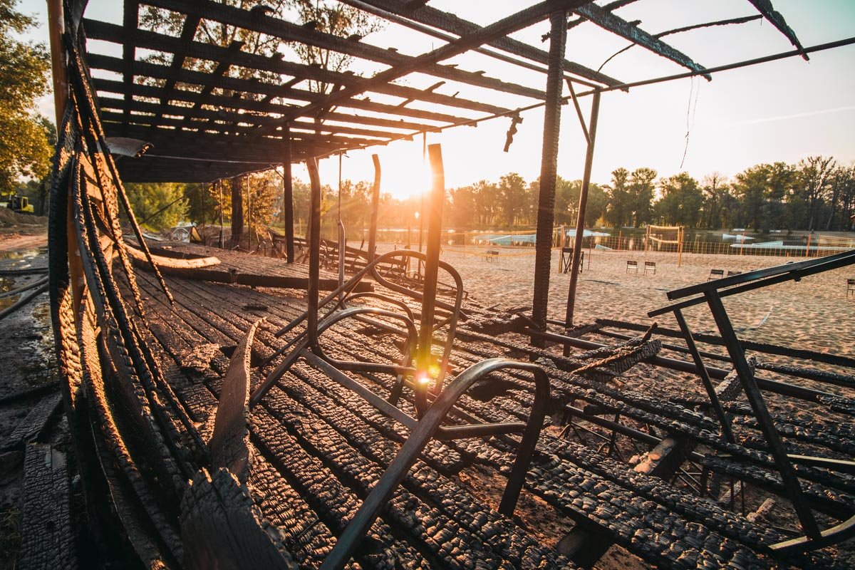 Представители компании, которой принадлежит волейбольное поле, сказали, что они не исключают возможность поджога