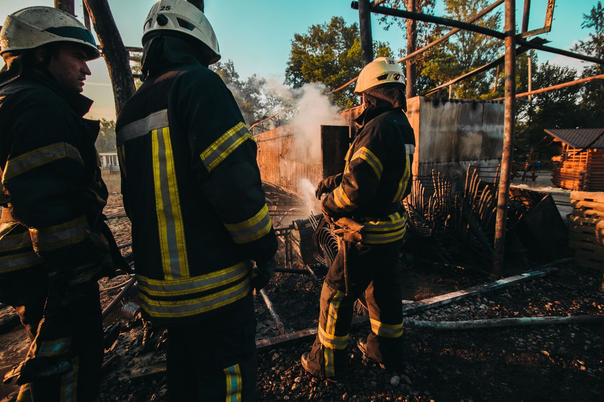 В результате возгорания, большая часть трибун и подсобок полностью сгорели