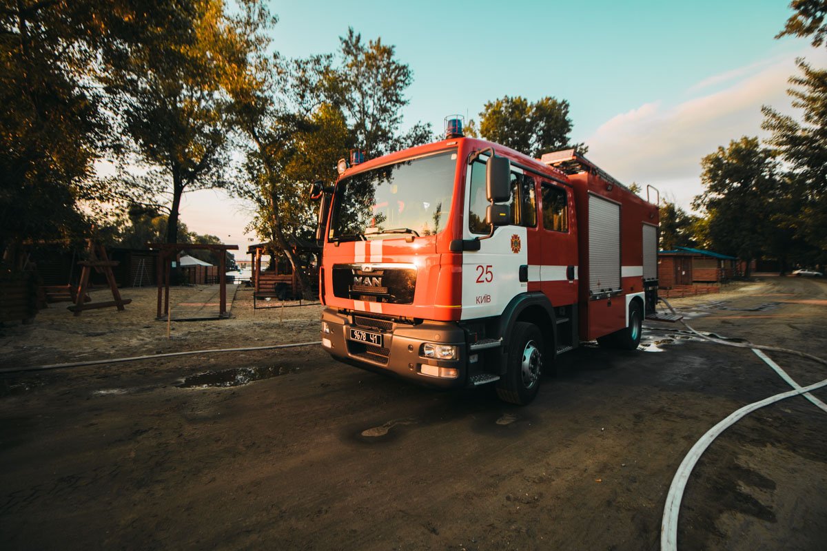 На месте работали бригады спасателей ГСЧС