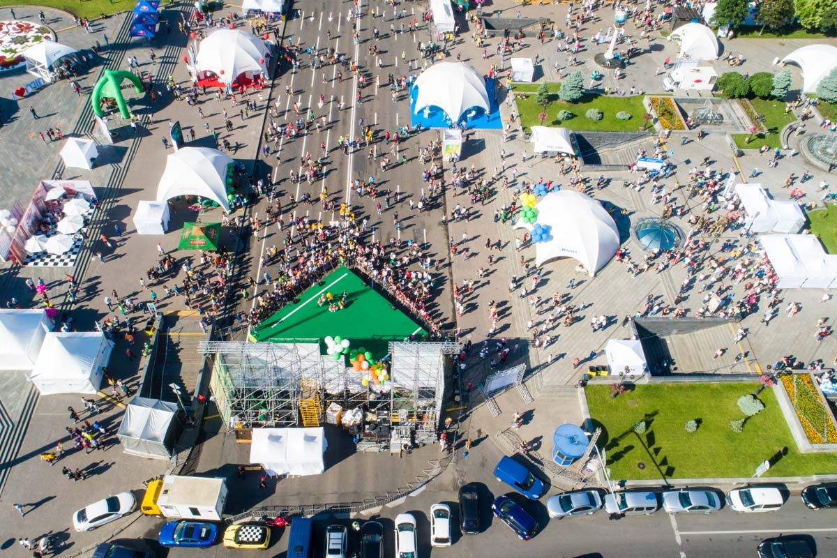 Официальное начало мероприятия - 09:00, однако уже за час до этого возле старта собралось немало людей Официальное начало мероприятия - 09:00, однако уже за час до этого возле старта собралось немало людей