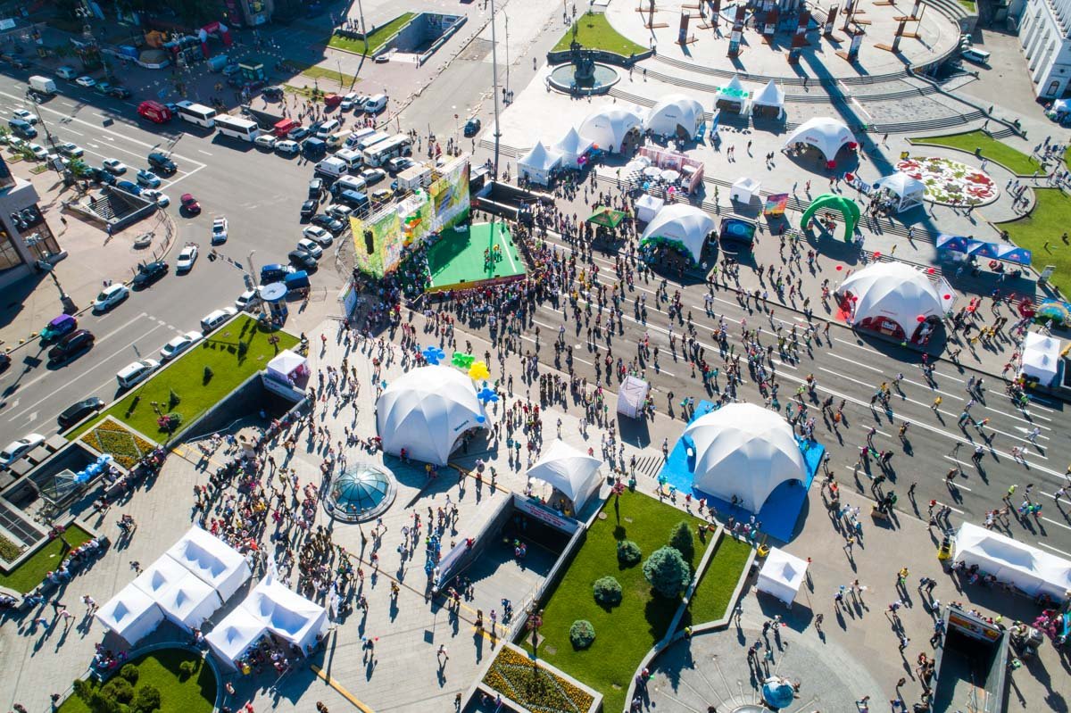 Организаторы также уже вовсю развернули подготовку к старту, подготовив не только арку "старт-финиш", но и палатки спонсоров Организаторы также уже вовсю развернули подготовку к старту, подготовив не только арку "старт-финиш", но и палатки спонсоров