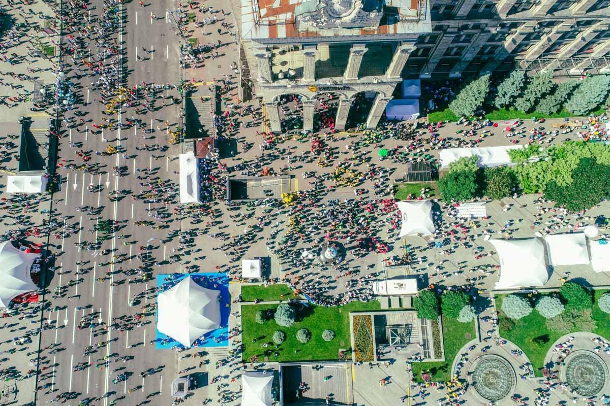 Непосредственно перед этими стартами начался и забег профессиональных спортсменов Непосредственно перед этими стартами начался и забег профессиональных спортсменов