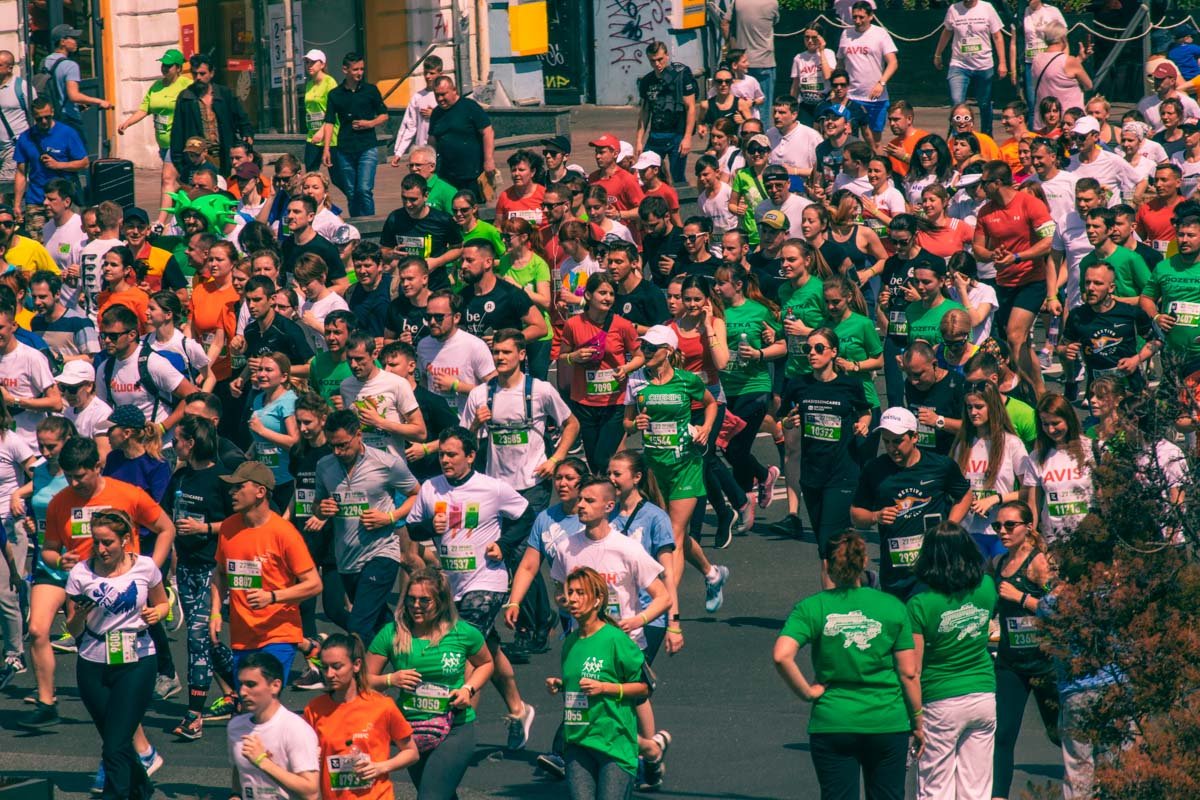 Даже несмотря на то, что колонна полностью заняла всю проезжую часть Крещатика, она растянулась больше чем на километр Даже несмотря на то, что колонна полностью заняла всю проезжую часть Крещатика, она растянулась больше чем на километр