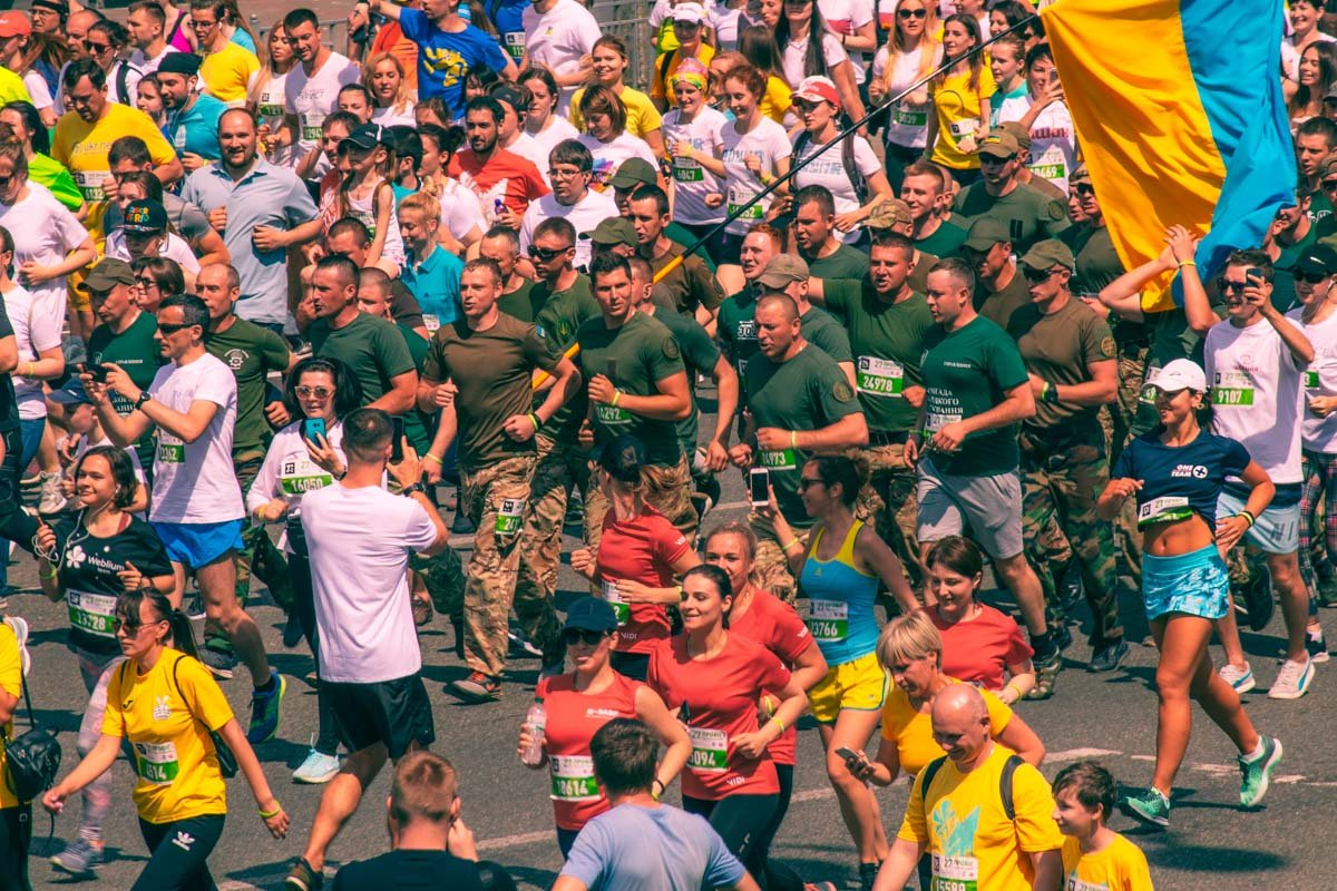 Участие в забеге приняли и отдельные организованные группы - как например эти военные Участие в забеге приняли и отдельные организованные группы - как например эти военные