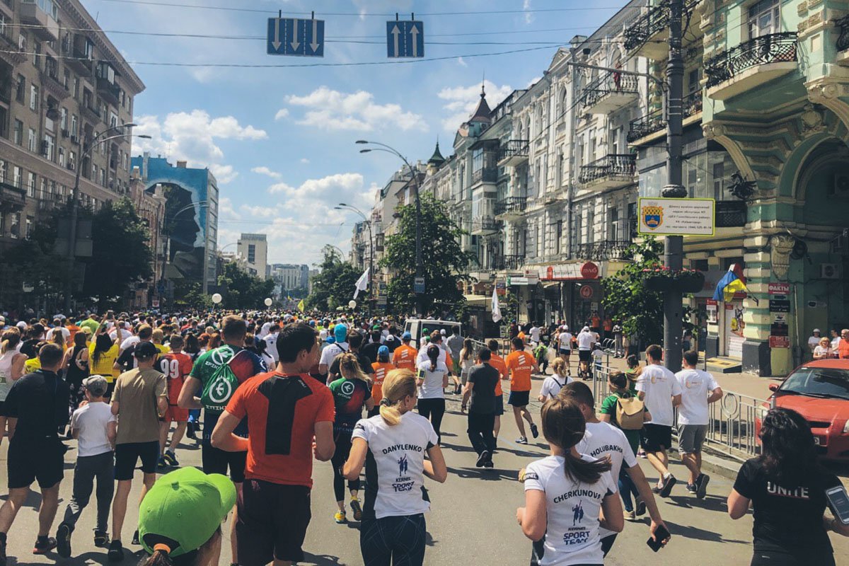 26 мая в центре Киева нельзя было увидеть ни одной машины, зато можно было наблюдать толпы людей с номерками на футболках