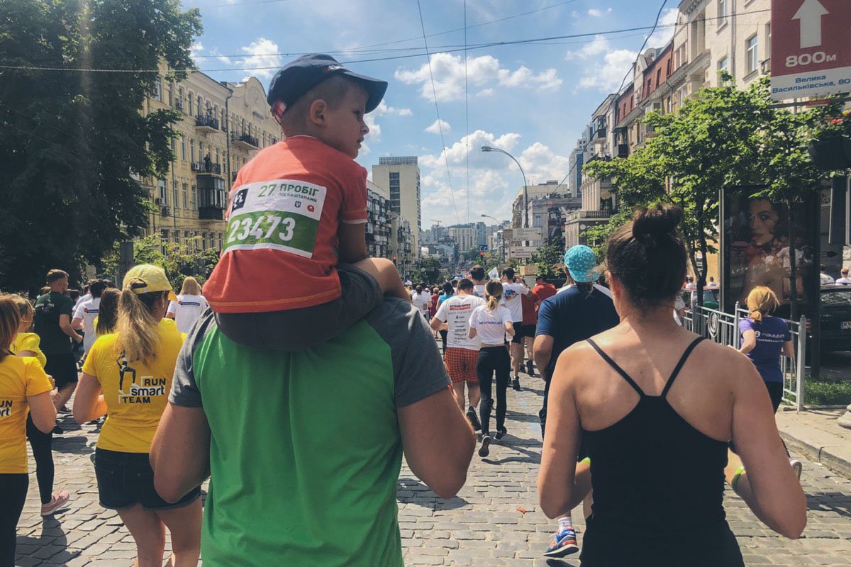 Бежали родители с детками на руках и в колясках, пожилые люди и даже люди с инвалидностью