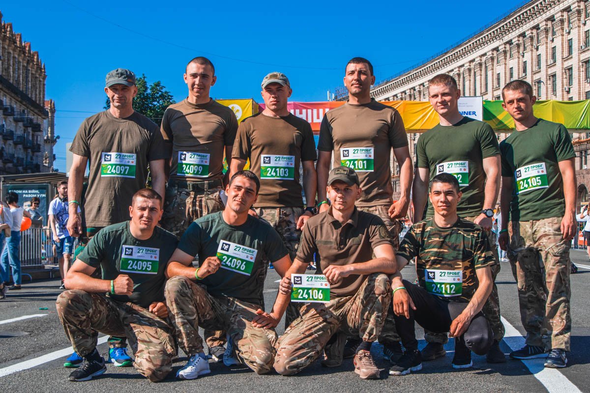 Военнослужащие тоже бежали командами