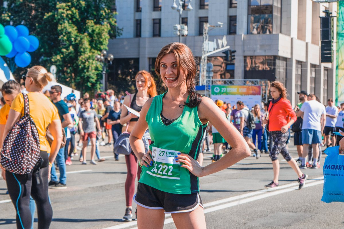 А девушки забавно позировали для фото