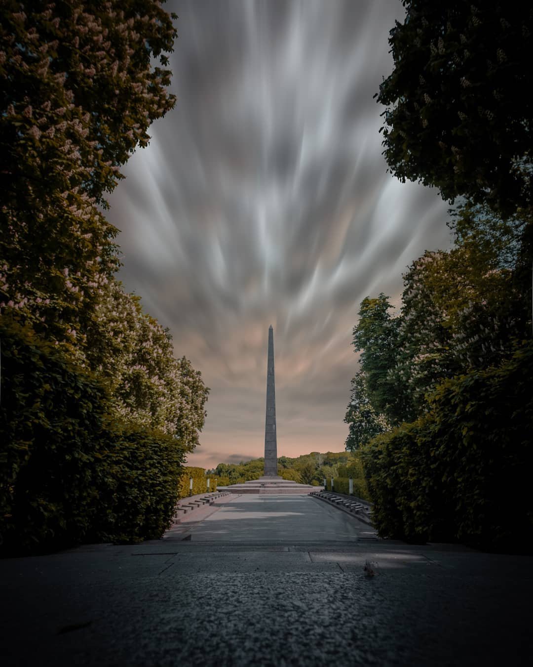 Первый же снимок этого топа показывает всю мощь и сказочность весеннего неба над Киевом. Фото: @p_belskyi