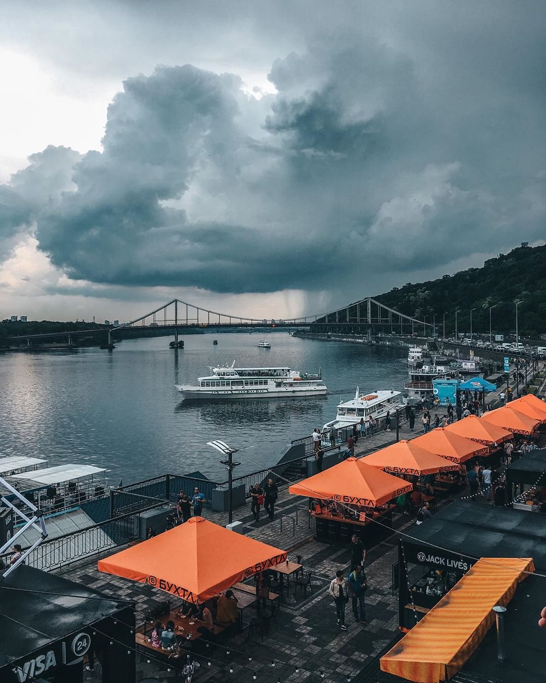 Венчал же эту неделю День Киева - неудивительно, что некоторые из снимков представляют из себя признания в любви или поздравления столице. Фото: @zhukevych