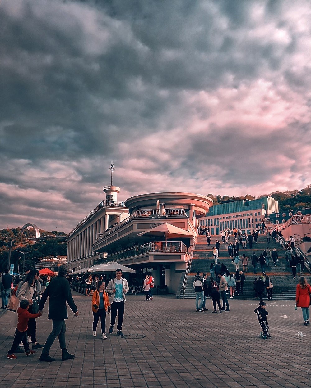 Глядя на такие снимки понимаешь - Киев уже здесь и сейчас город будущего. Фото: @valeriy_petrikovets