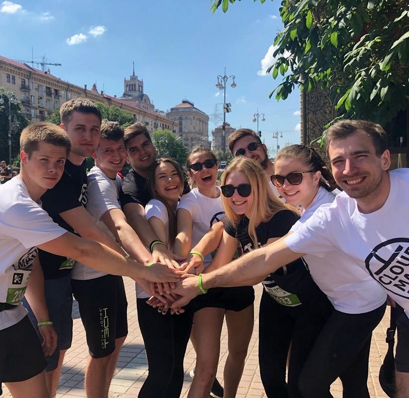 На Крещатике собирались дружными компаниями. Фото: @yankovska13