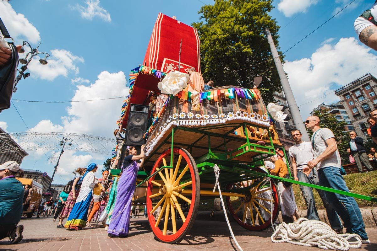 По этой причине в самом центре столицы установили восьмиметровую колесницу