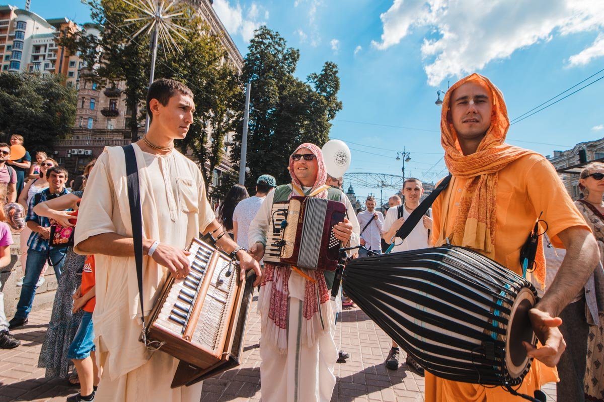 Происходило это все под индийскую музыку и танцы.
