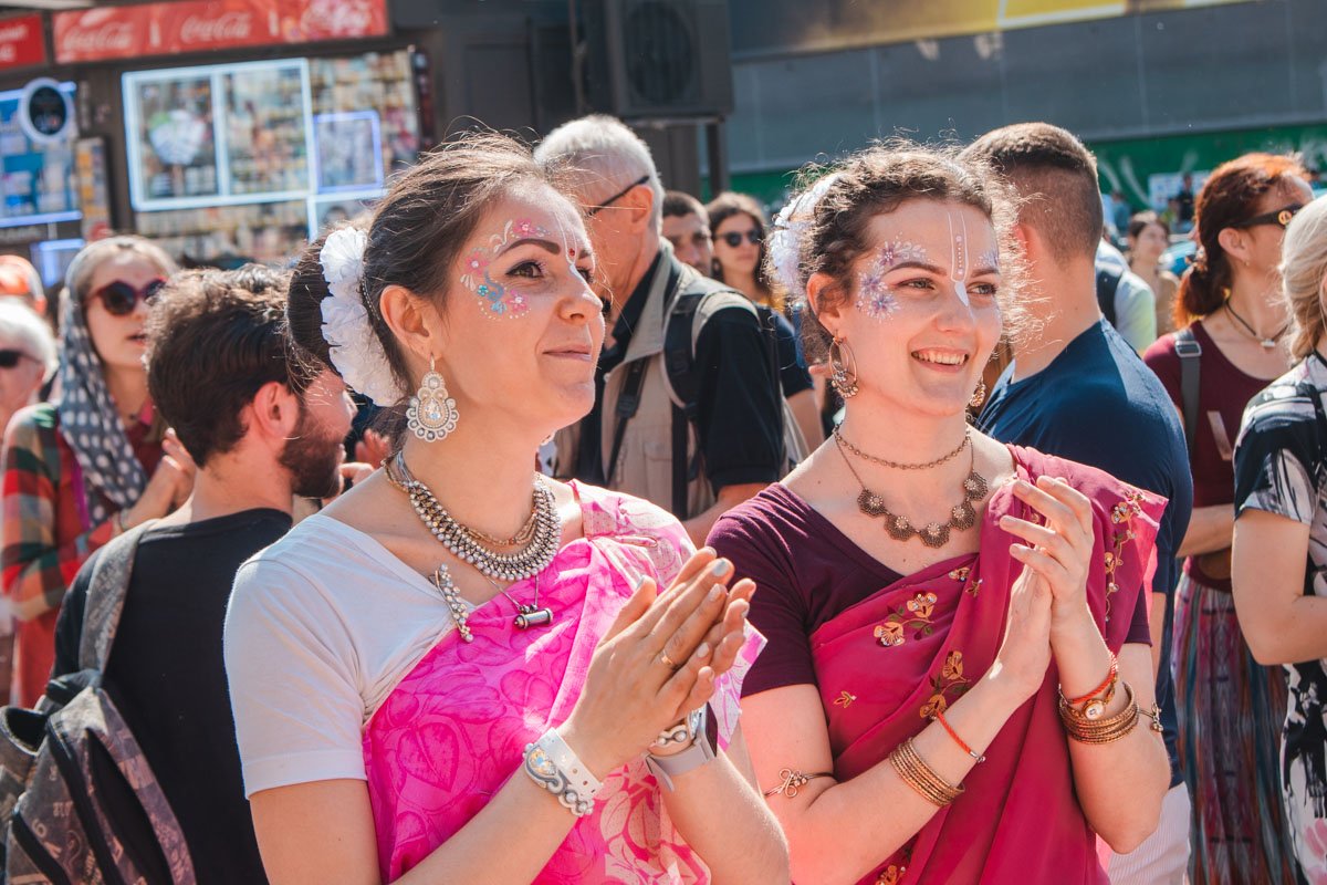 Мероприятие сопровождалось общением с прохожими женщины в индийских национальных костюмах рассказывали всем о празднике