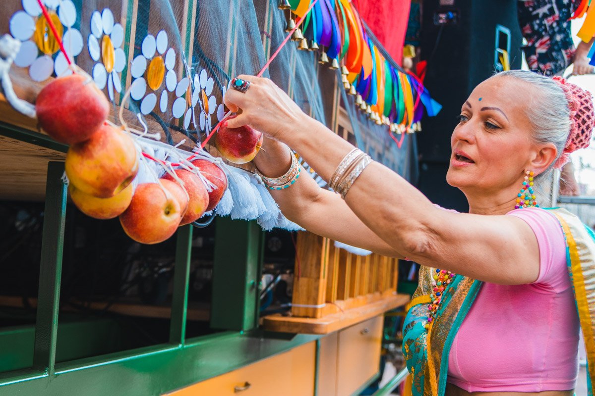 А украсили это сооружение яркими лентами, бусами, колокольчиками, гирляндами из живых цветов и фруктов