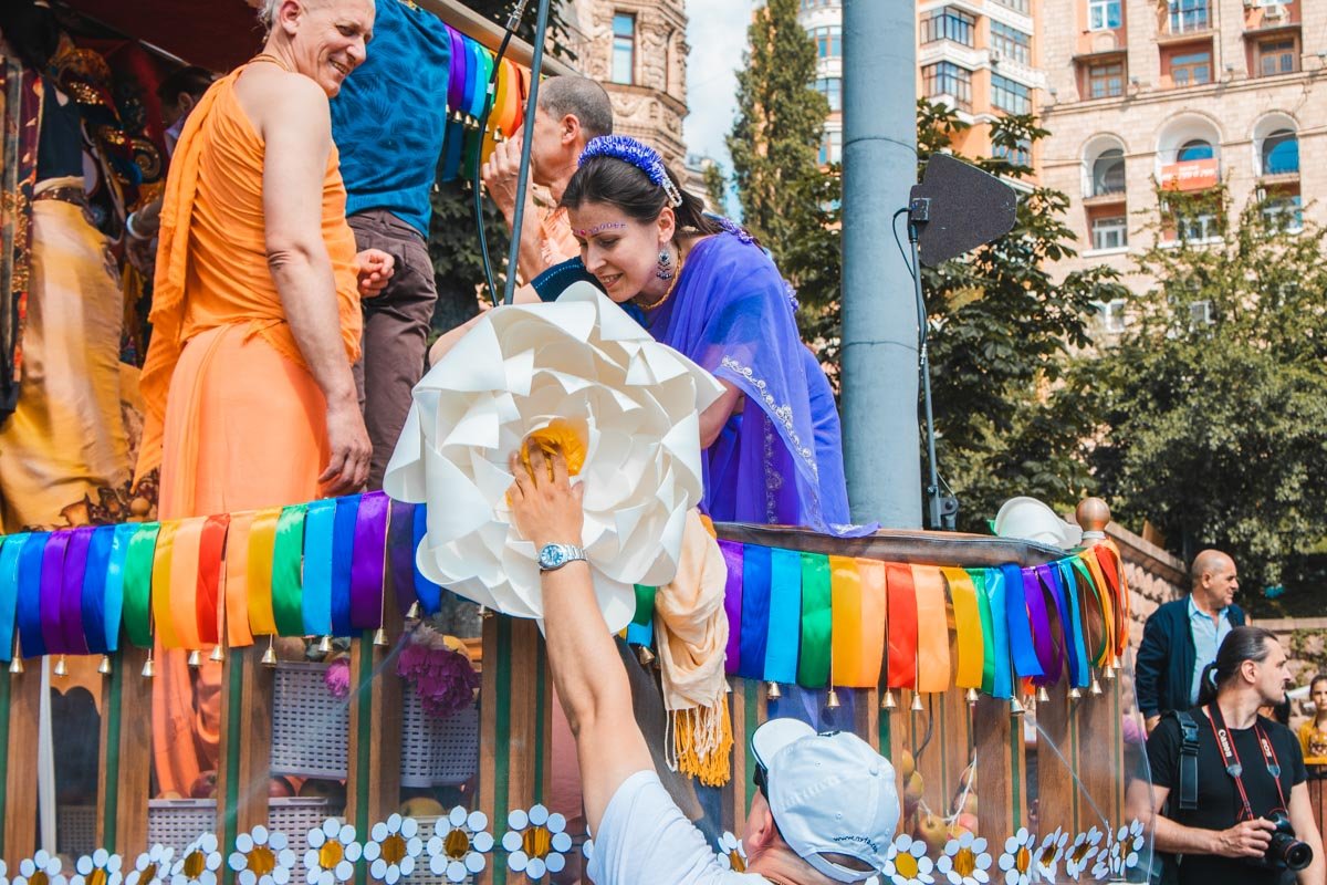 Фрукты во время шествия раздавали всем желающим