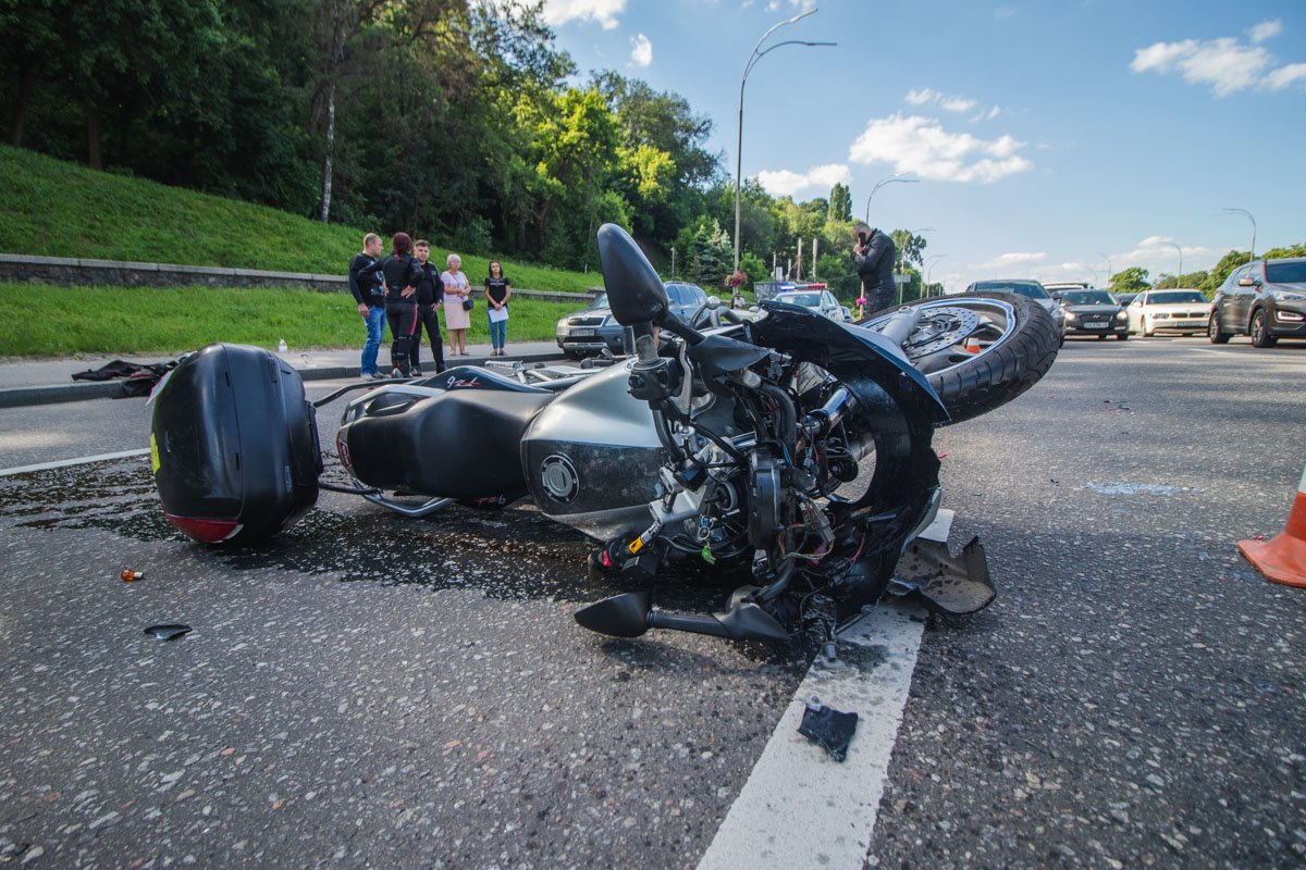 По предварительной информации, причиной аварии стал мотоцикл, который врезался в припаркованную Skoda