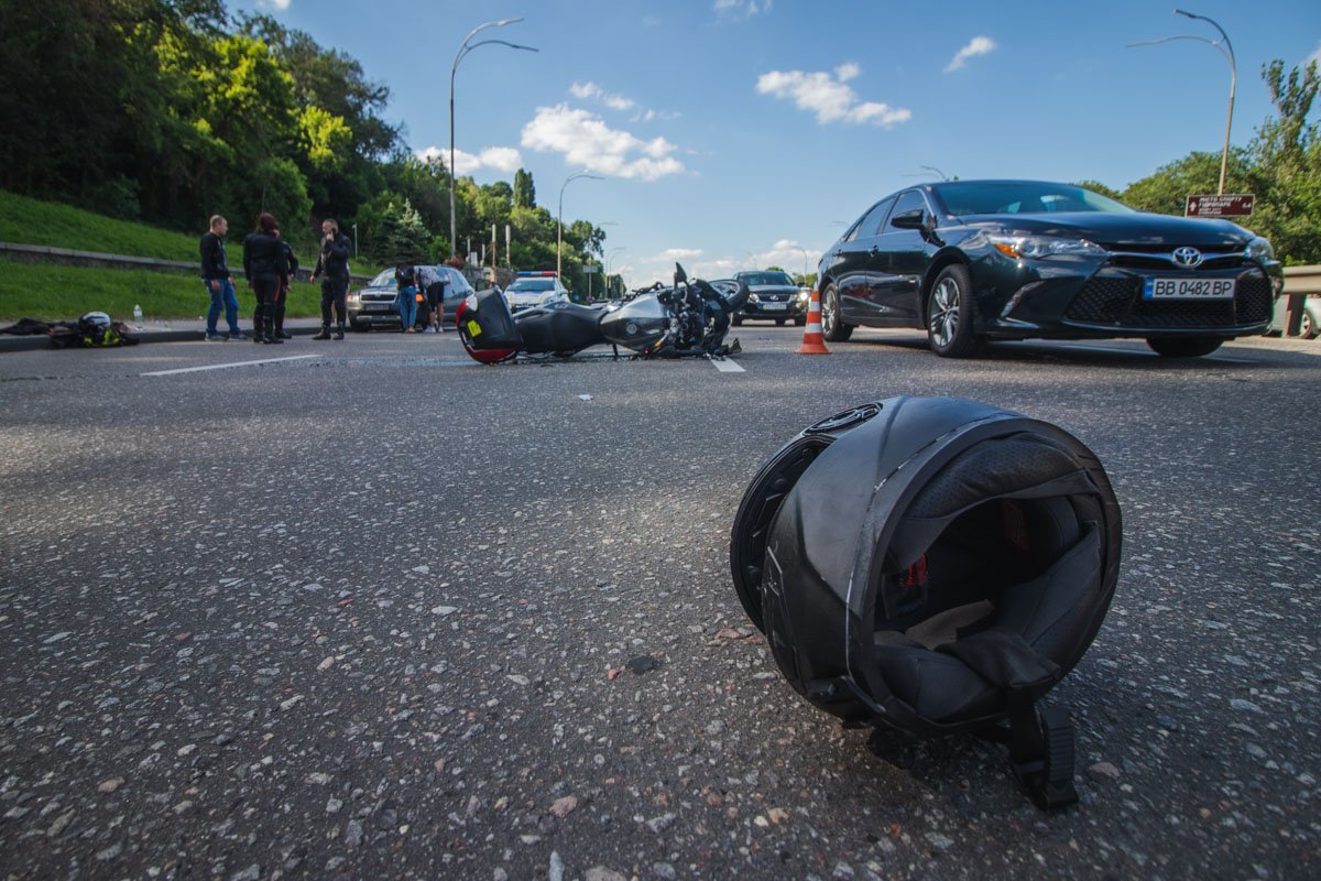 После этого байк отбросило влево на другой мотоцикл