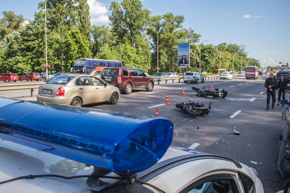 В результате ДТП пострадали два человека - пассажирка одного и водитель другого мотоциклов