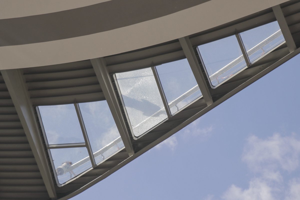 В Киеве треснул стеклянный пол нового пешеходного моста