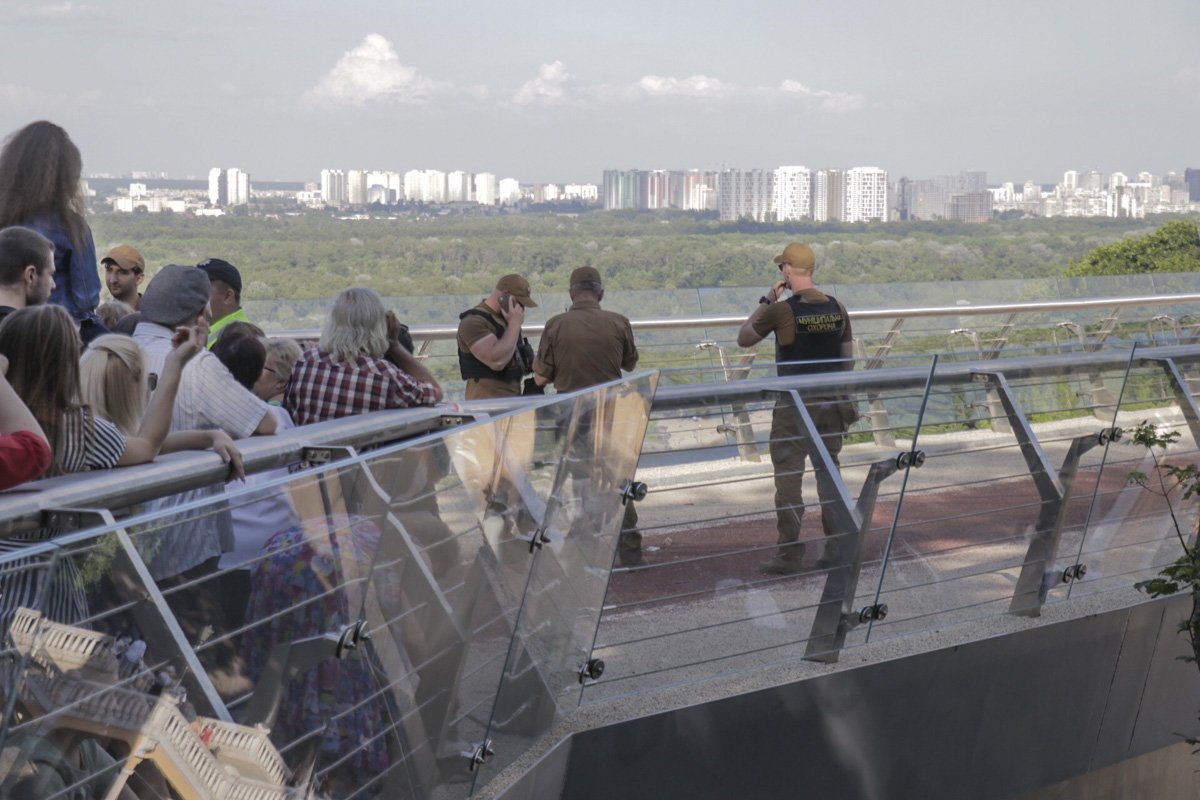 Людей вывели из опасной зоны