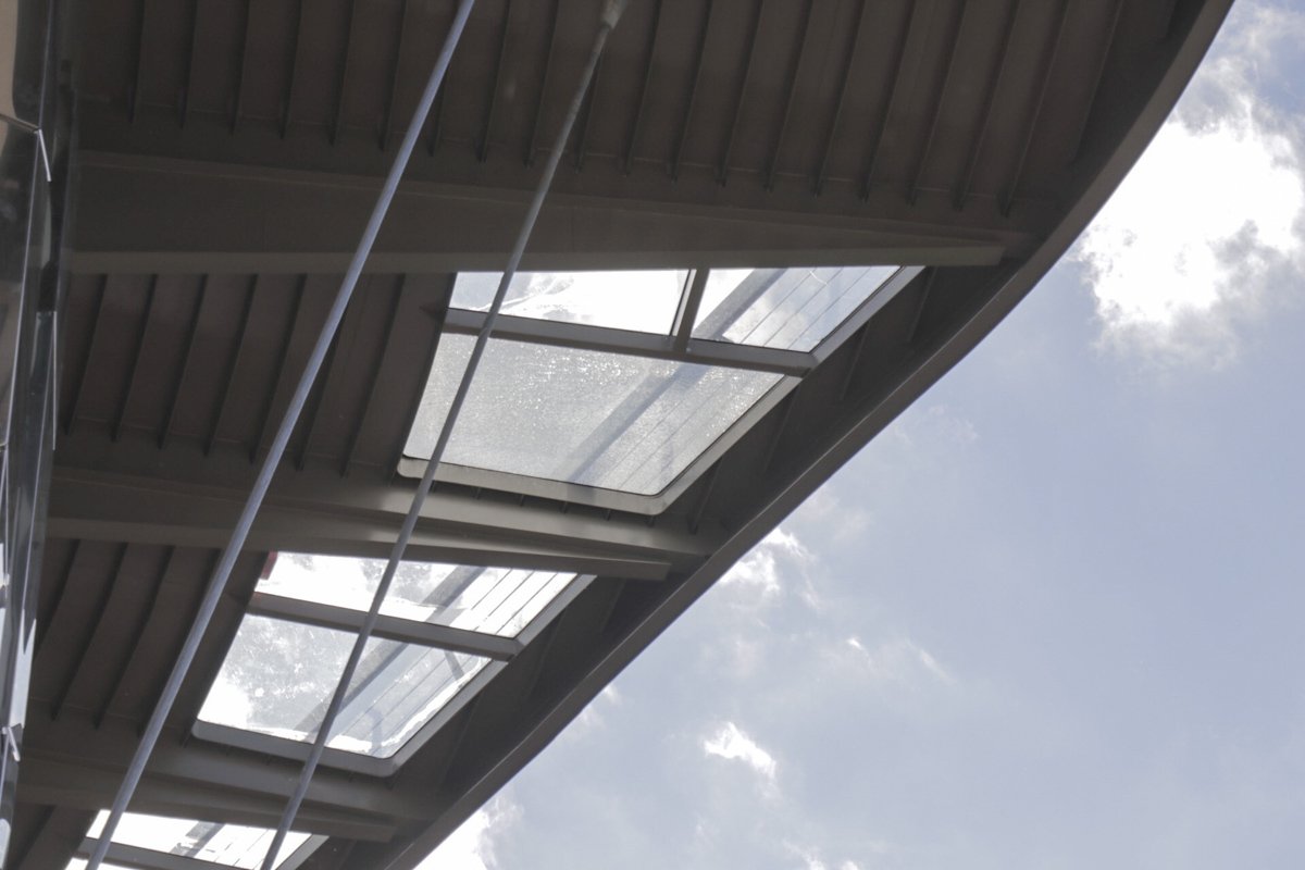 По предварительной причине, в стеклянный пол стреляли