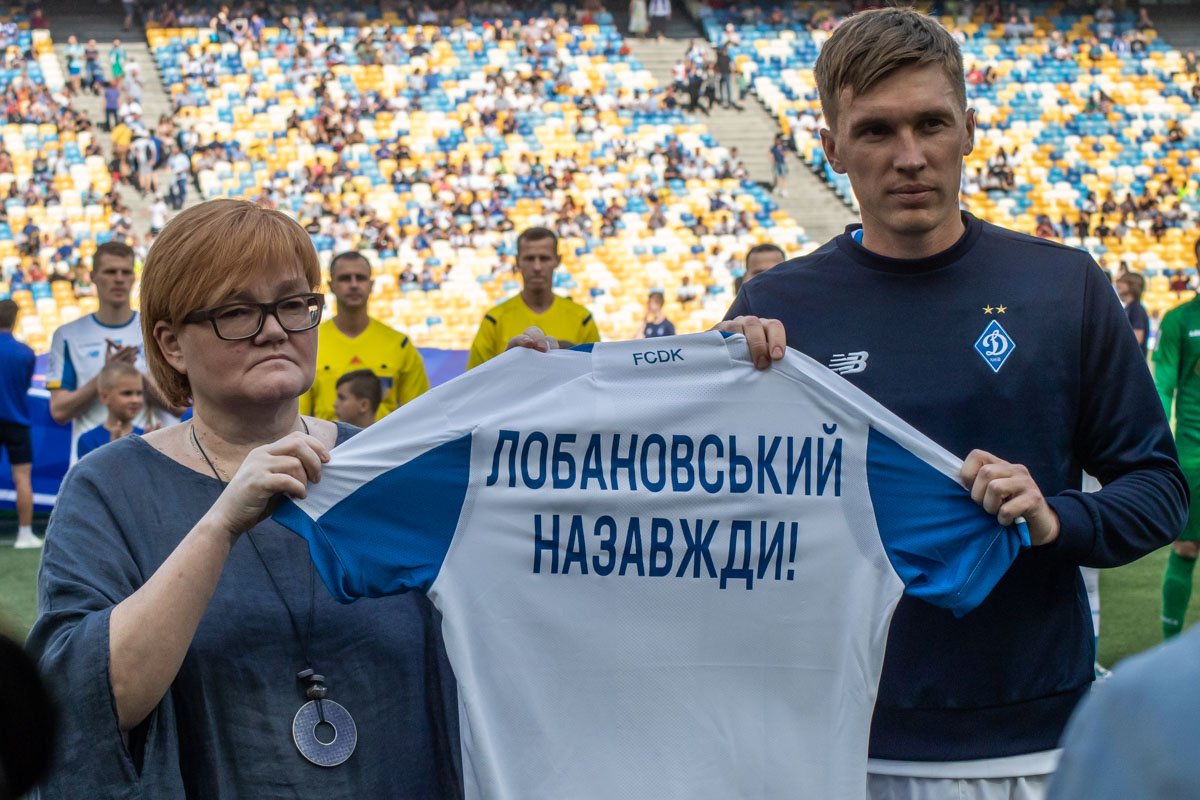 Экипировку от New Balance представили капитан команды Сидорчук с дочерью легендарного игрока и тренера "Динамо" Валерия Лобановского Светланой