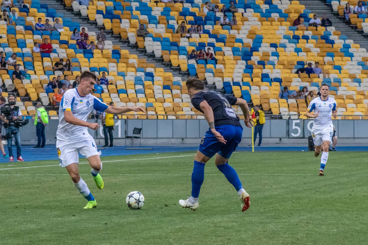 Перебравшего карточек Цыганкова на фланге заменил Смирный