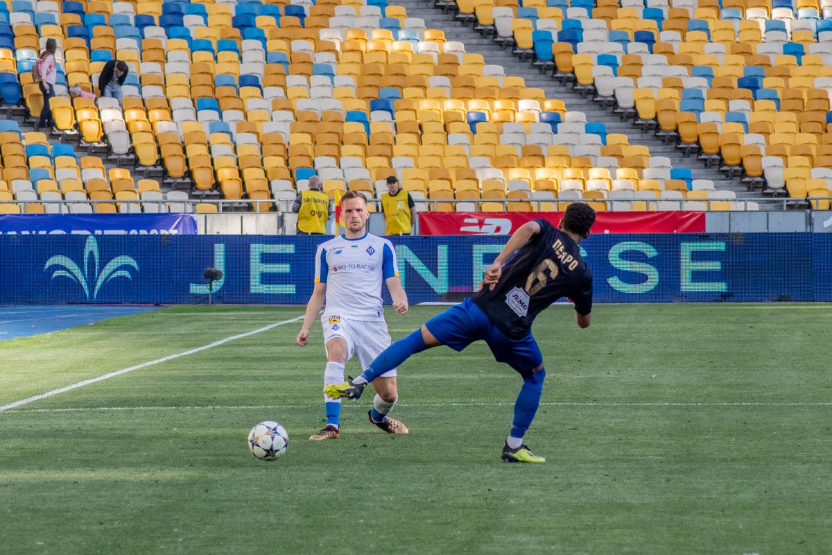 Кендзера традиционно занял место справа в защите