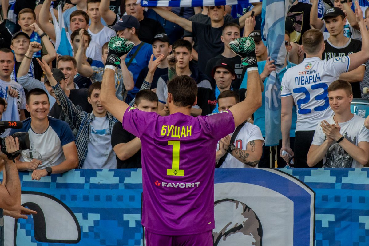 Особую благодарность выразил голкипер Бущан, продемонстрировав вблизи новую вратарскую форму