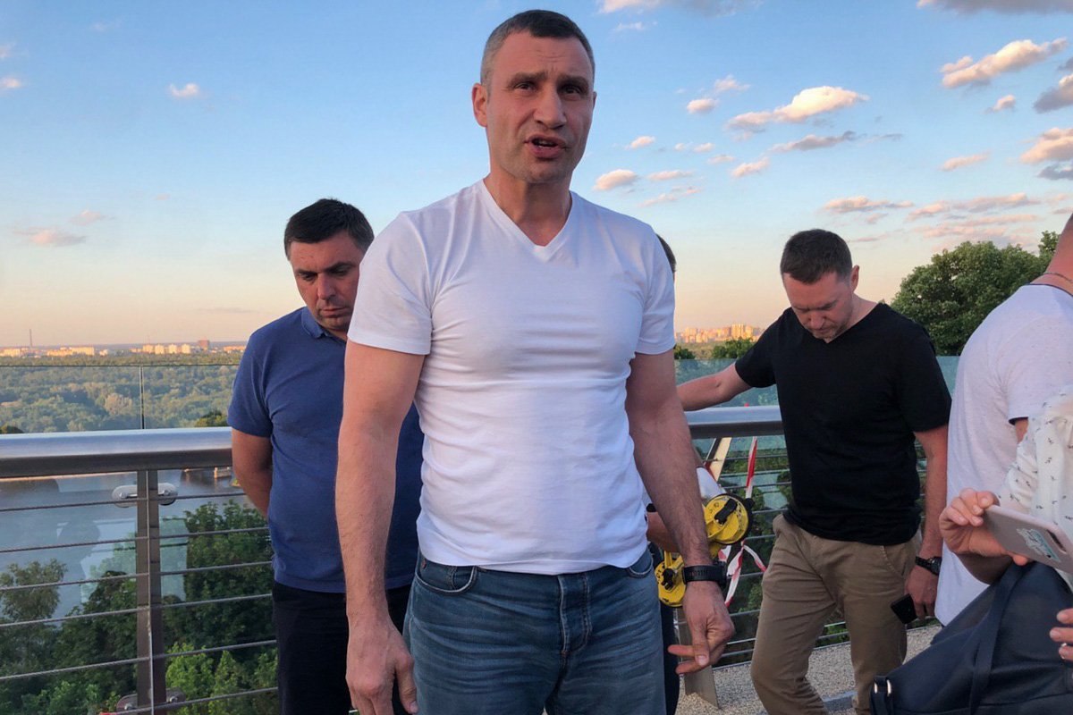 Мэр Киева Виталий Кличко прибыл на мост, чтобы проверить повреждения лично 
