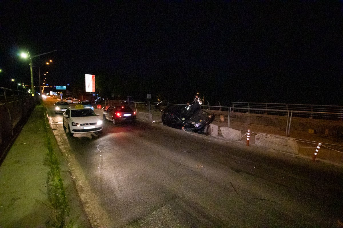 На Броварском проспекте Ford влетел в ремонтное ограждение