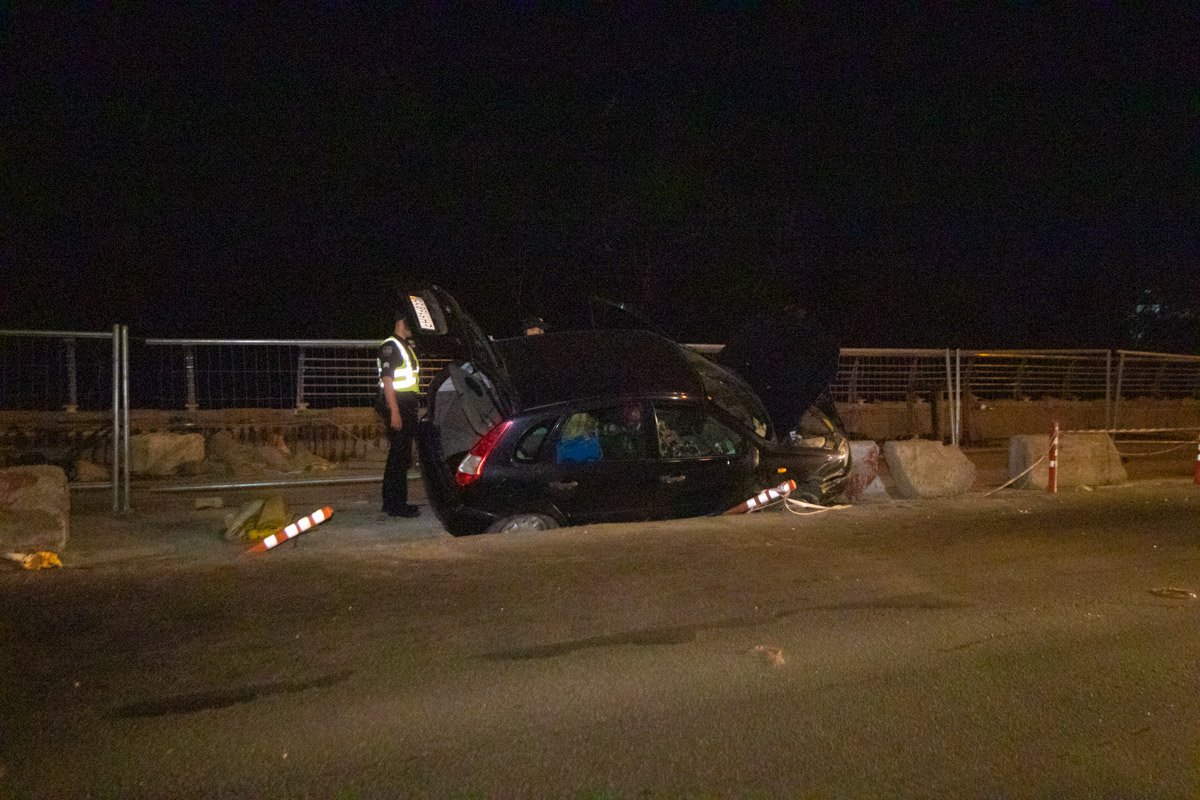 В результате аварии в машине произошла утечка газа 