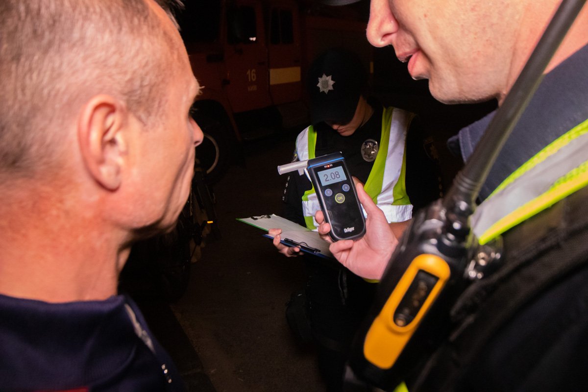 Алкотестер показал, что в организме водителя 2.08 промилле, а это значительно превышает норму 