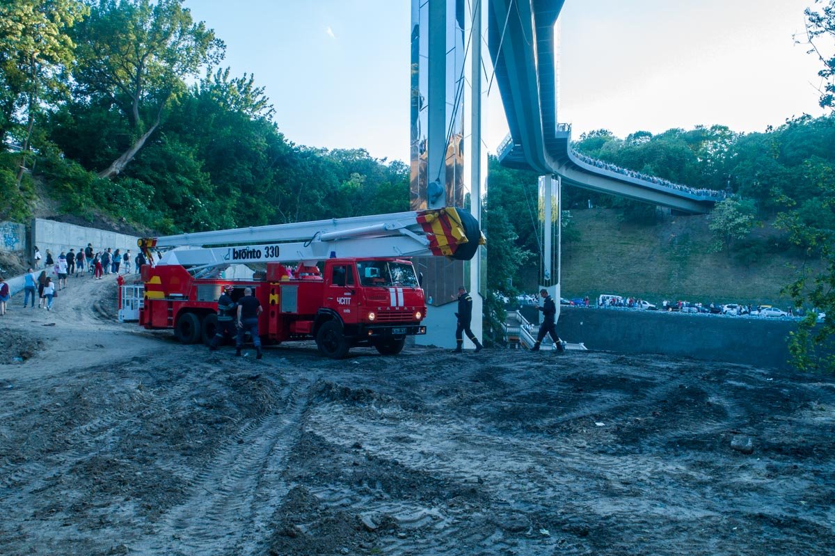 Снизу под мостом дежурили пожарно-спасательные службы, которые проверяли повреждение 