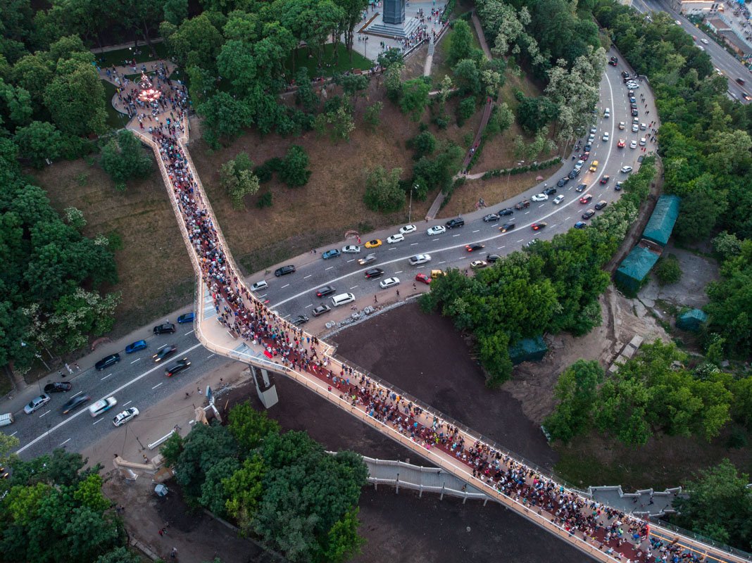 Движение по мосту открыто, а повреждения планируют устранить в течение суток 