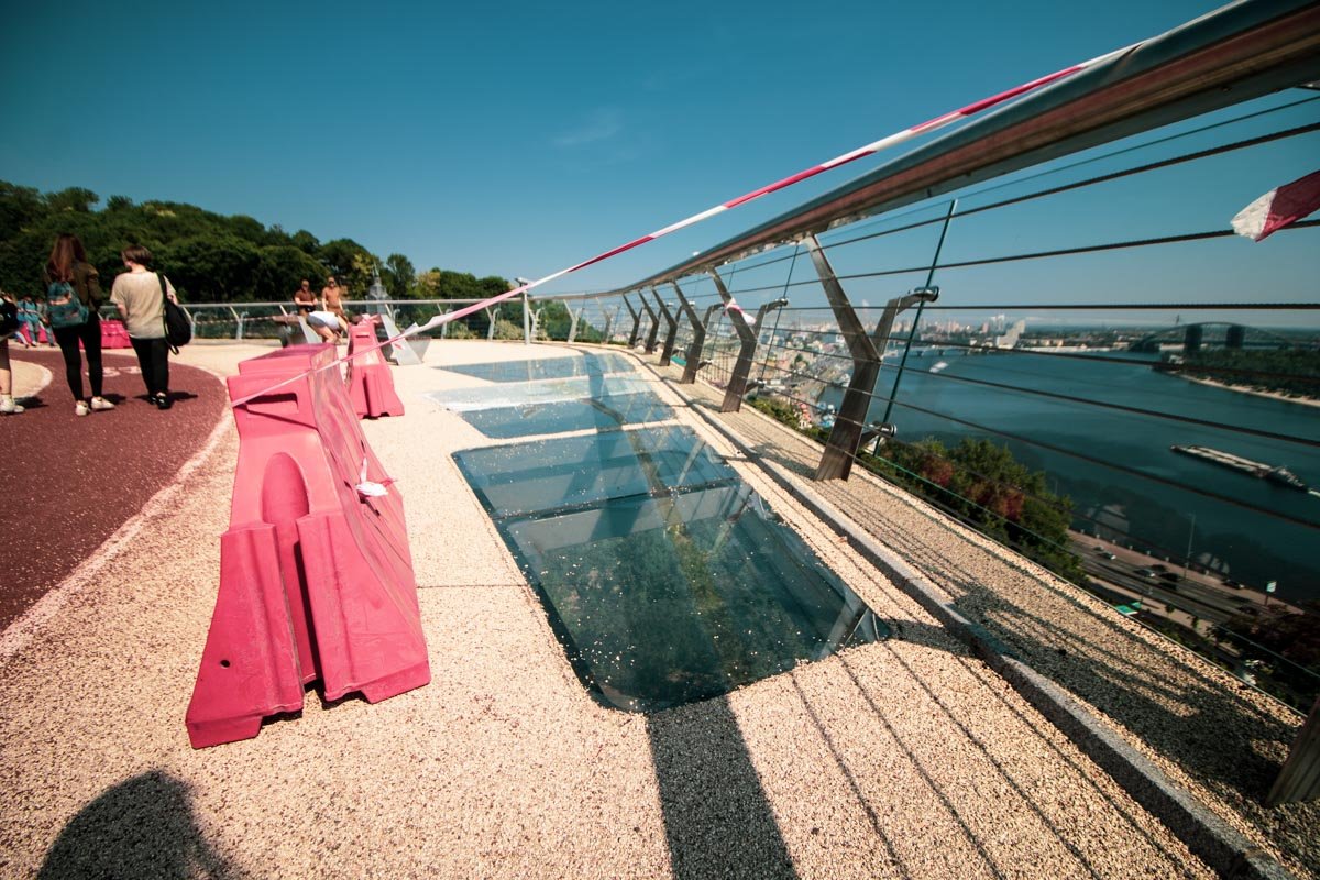 Перекрыты участки, где разбитое стекло Перекрыты участки, где разбитое стекло