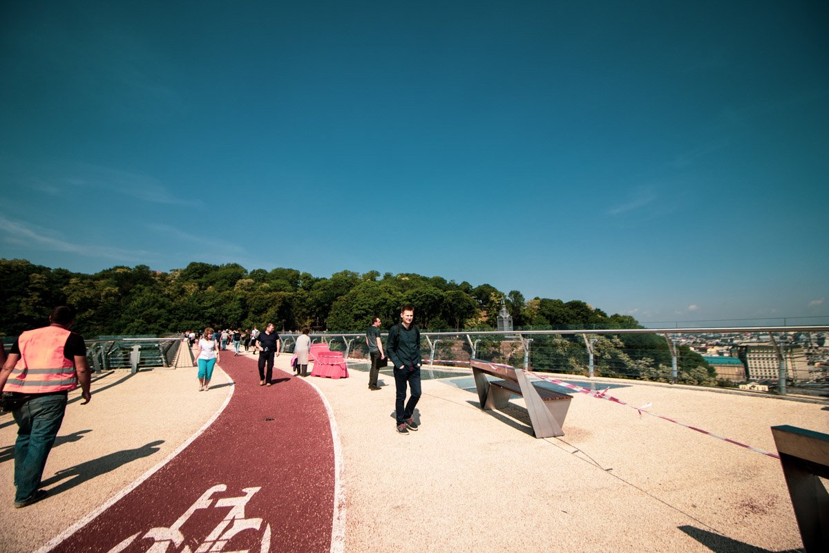 На фото видно, насколько просторно и комфортно сейчас на мосту На фото видно, насколько просторно и комфортно сейчас на мосту