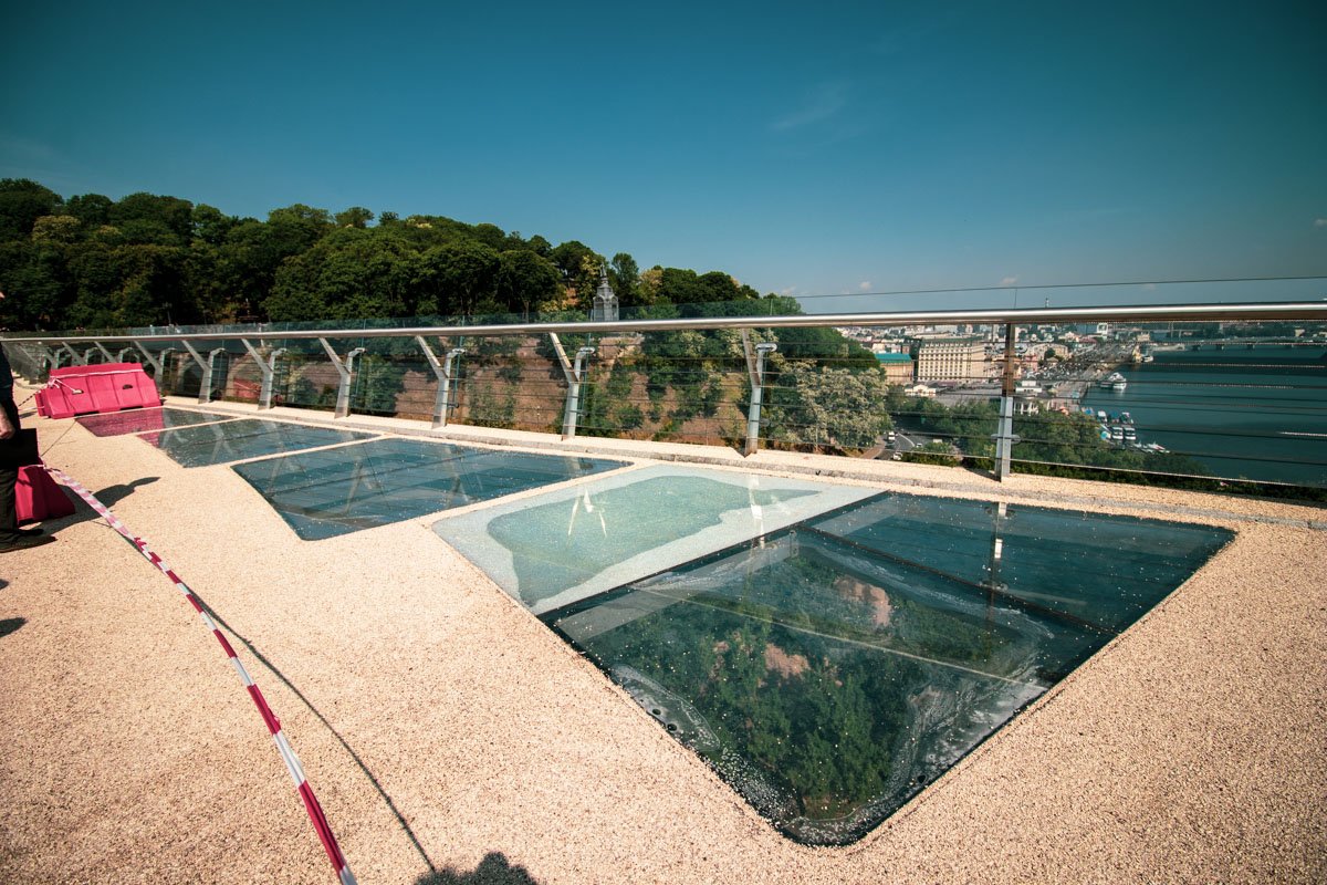 Вот один из разбитых элементов. Всего их два Вот один из разбитых элементов. Всего их два