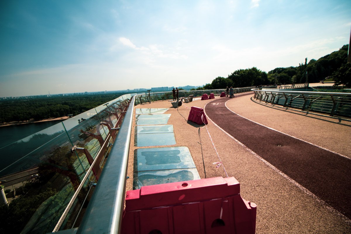 Часть моста с разбитыми стеклами перекрыта Часть моста с разбитыми стеклами перекрыта