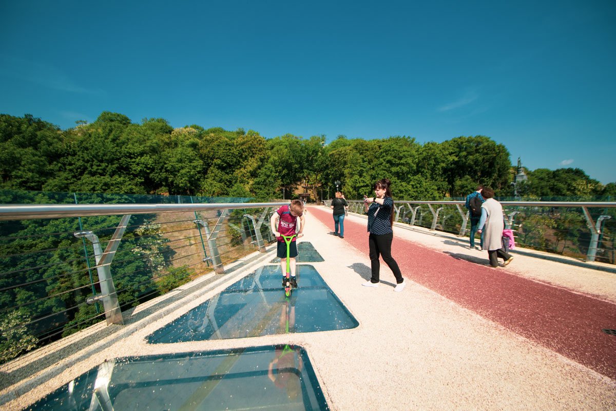 Стекло выдерживает до тонны веса, поэтому можно не бояться Стекло выдерживает до тонны веса, поэтому можно не бояться