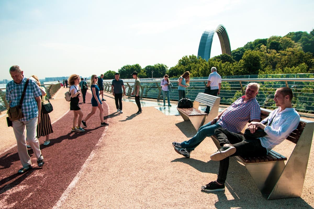 Там есть лавки? Вчера в толпе как-то не заметили :) Там есть лавки? Вчера в толпе как-то не заметили :)