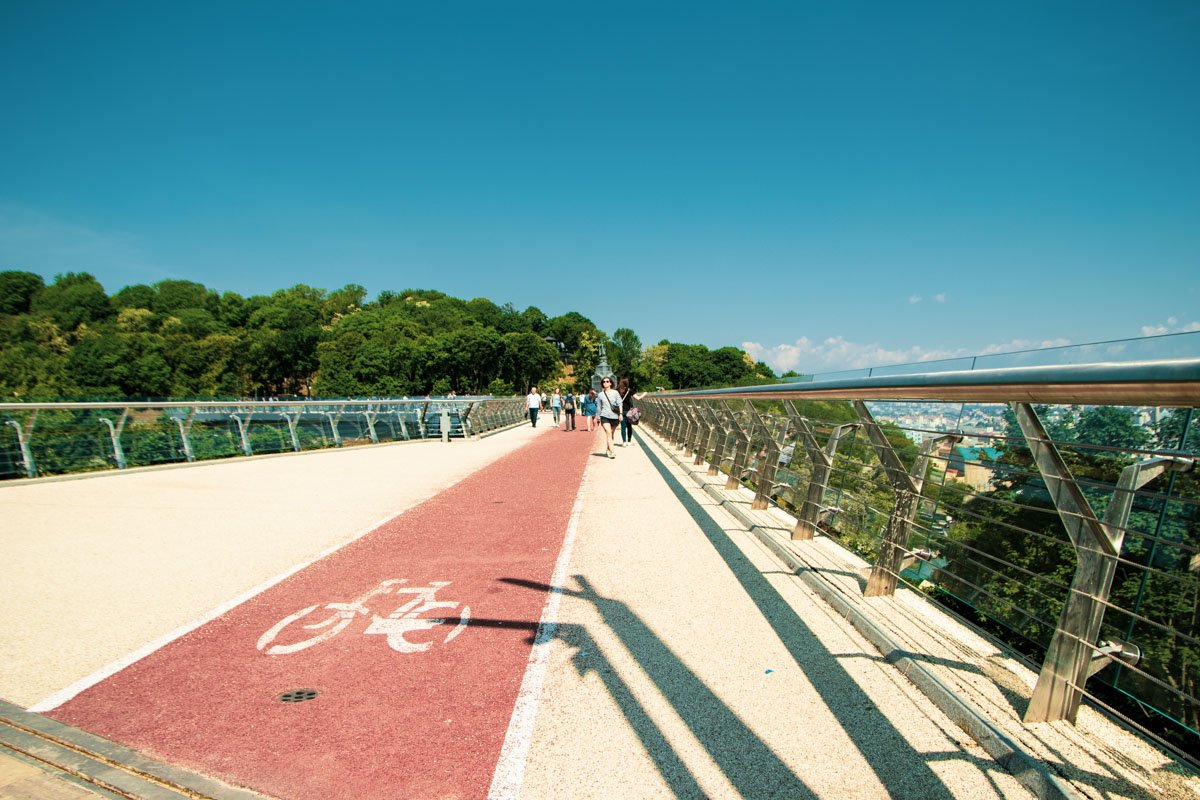 Хочется напомнить пешеходам, что велосипедная часть моста - для велосипедистов! Хочется напомнить пешеходам, что велосипедная часть моста - для велосипедистов!