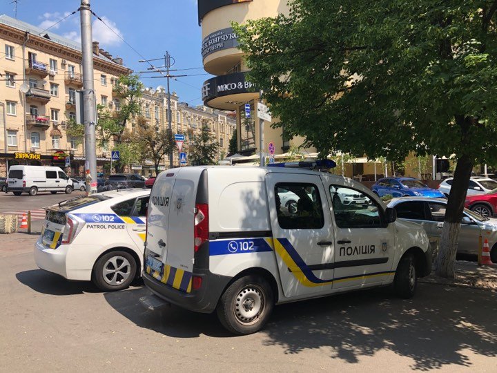 По состоянию на 11:30 здание полностью проверили и никаких опасных веществ не нашли