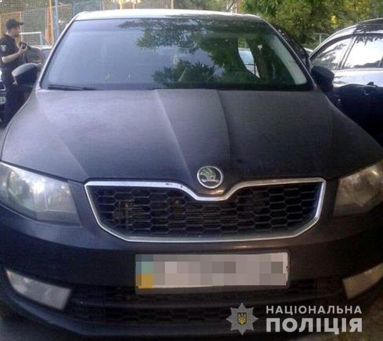 Трое преступников избили мужчину, чтобы завладеть его имуществом и автомобилем Трое преступников избили мужчину, чтобы завладеть его имуществом и автомобилем
