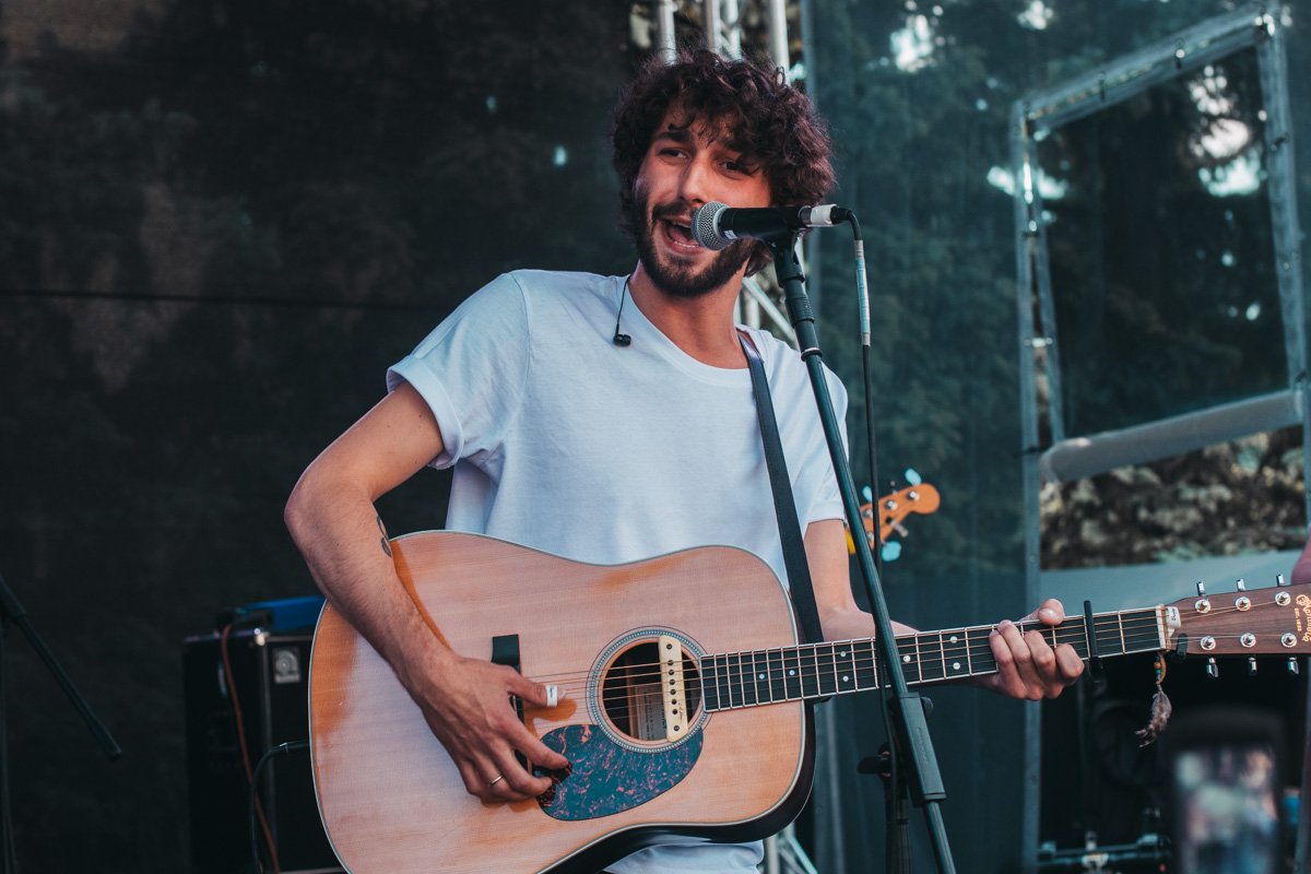 Пока ты куражишься - тебе поют