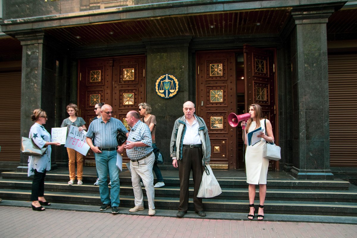 Его участники требовали в том числе и возбуждения уголовных дел против Петра Порошенко и его ближайшего окружения